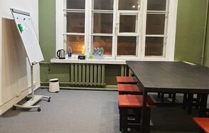 Зеленая комната 20 кв. м с камином и фонтаном