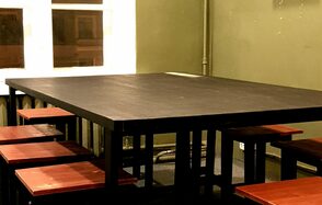 Зеленая комната 20 кв. м с камином и фонтаном