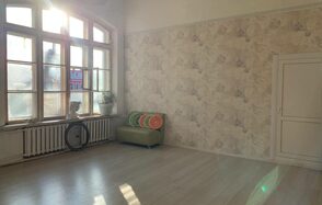 Светлый зал 30 кв. м с естественным светом