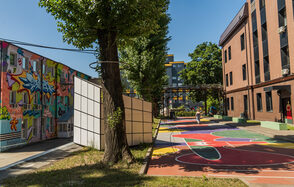 Яркое уличное пространство