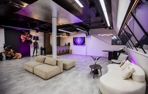 Мусс Лофт. Светлый лофт с верандой на крыше