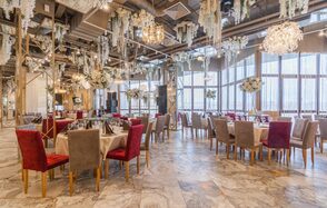 Роскошный банкетный зал с панорамными окнами