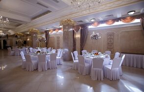 Банкетный зал в классическом стиле с колоннами