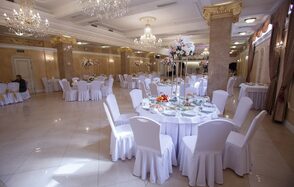 Банкетный зал в классическом стиле с колоннами