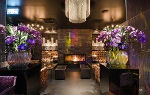 Банкетный зал в темных тонах