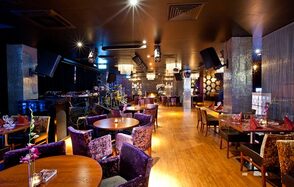 Банкетный зал в темных тонах