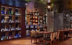 Банкетный зал в темных тонах