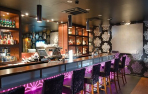 Банкетный зал в темных тонах