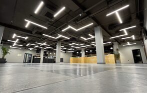 Пространство с большими окнами для ваших мероприятий