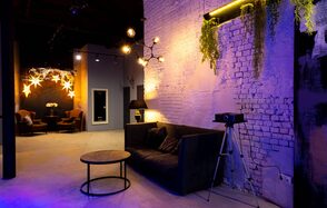 Лофт в эко-стиле с большими окнами и выходом на веранду