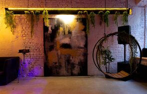 Лофт в эко-стиле с большими окнами и выходом на веранду