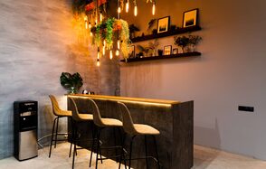 Лофт в эко-стиле с большими окнами и выходом на веранду