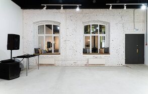 Светлый лофт с большими окнами и выходом на веранду