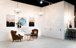 Светлый лофт с большими окнами и выходом на веранду