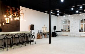 Светлый лофт с большими окнами и выходом на веранду