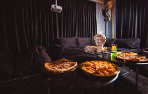 Чёрный лофт-зал