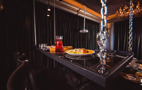 Чёрный лофт-зал