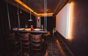 Чёрный лофт-зал