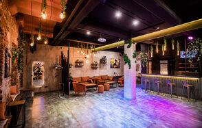 Дизайнерский лофт с неоном