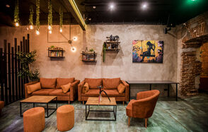 Дизайнерский лофт с неоном