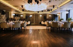 Доктор на крыше. Банкетный зал с открытой верандой