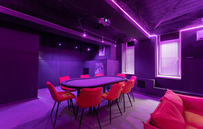 Неоновый лофт с покерным столом