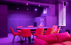 Неоновый лофт с покерным столом