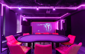 Неоновый лофт с покерным столом