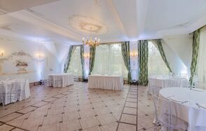 Мир у Озера. Банкетный зал с камином