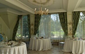 Мир у Озера. Банкетный зал с камином