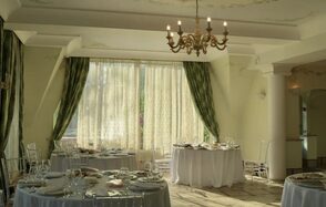 Мир у Озера. Банкетный зал с камином