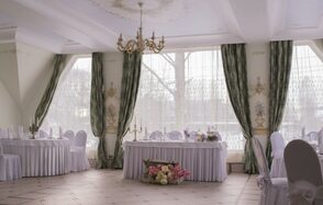 Мир у Озера. Банкетный зал с камином