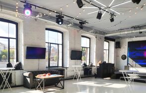 Банкетный зал с большими окнами