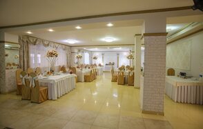 Светлый банкетный зал со сценой