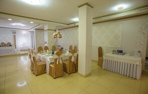 Светлый банкетный зал со сценой