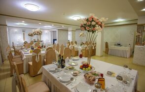 Светлый банкетный зал со сценой