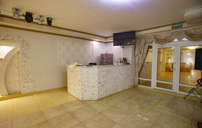 Светлый банкетный зал со сценой