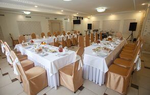 Светлый зал для проведения банкета