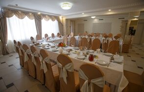 Светлый зал для проведения банкета