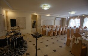 Светлый зал для проведения банкета