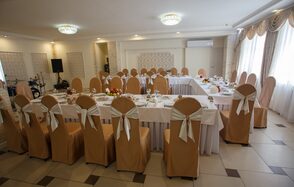 Светлый зал для проведения банкета