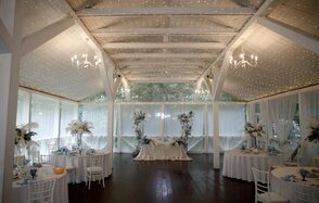 Белоснежный банкетный зал в Усадьбе Лесной Берег