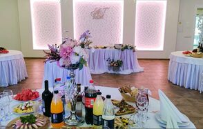 Мир у Озера. Банкетный зал с зеркальными колоннами