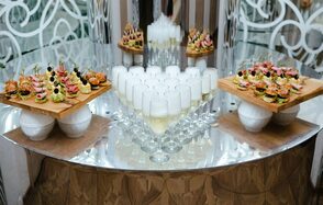 Мир у Озера. Банкетный зал с зеркальными колоннами