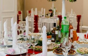 Мир у Озера. Банкетный зал с зеркальными колоннами