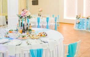 Мир у Озера. Банкетный зал с зеркальными колоннами