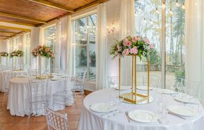 Мир у Озера. Светлый банкетный зал с большими окнами