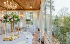 Мир у Озера. Светлый банкетный зал с большими окнами