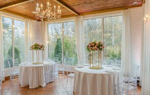 Мир у Озера. Светлый банкетный зал с большими окнами