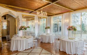 Мир у Озера. Светлый банкетный зал с большими окнами